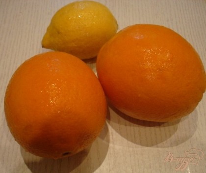 Нам понадобятся 2 апельсина и один лимон.Чтобы убрать частично горечь, нужно ошпарить их кипятком.