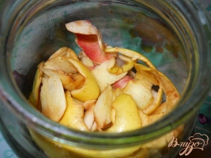 Яблочные очистки складываем в банку. Засыпаем сахар, наливаем воду, так чтоб покрыть яблочные шкурки на 2-3 см. выше.