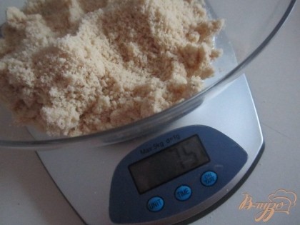 Мягкое сливочное масло растетерть с сахарной пудрой, добавить миндальную муку.Всего ровно по 75 гр.