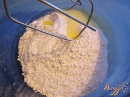 Муку смешать с сахарной пудрой ( 15 гр. муки и 125 гр. пудры) добавить 1 белок и взбить до однородной и гладкой  массы.