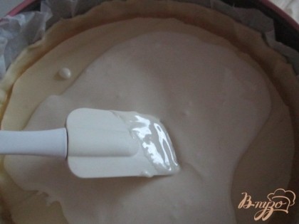 Получившийся крем (la glace royal) выложить на поверхность пирога и разровнять лопаткой.