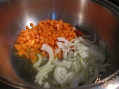 В кастрюле на оливковом масле немного обжарить репчатый лук и морковь.Я бы посоветовала резать все овощи для этого супа мелкими кубиками. Так что бы улиточки были самыми крупными в супе.