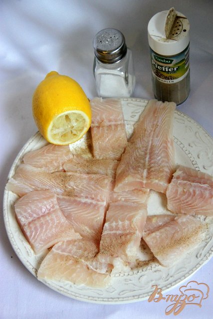 Филе рыбы посолить, поперчить белым молотым перцем и сбрызнуть лимонным соком. Оставить мариноваться.