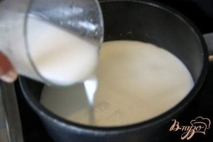 Белый соус. Молоко довести  до кипения. Крахмал развести отдельно в стакане с 3 ст. л. воды. Ввести крахмал  в кипящее молоко, непрерывном помешивая. Продолжаем мешать до образования густого соуса.