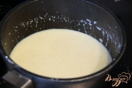 Маленькими порциями добавлять молоко, постоянно вмешивая его в масляно-мучную смесь. До получения соуса.