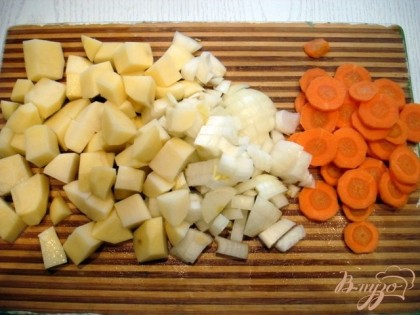 Нарезать картофель, лук, морковь.