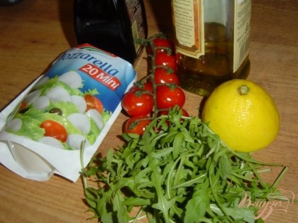 Прежде всего готовим соус, для этого к оливковому маслу добавляем лимонный сок(я добавила 2 ч.л.), соевый соус, соль,перец и перемешиваем.