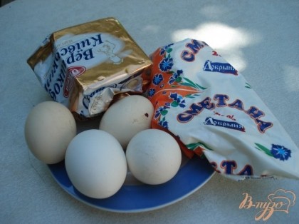 Яйца взбиваем с сахаром и ванилином.В растопленный маргарин добавляем взбитые яйца и сметану, муку, соду,гашеную уксусом и замешиваем тесто, оно должно быть мягким и эластичным.