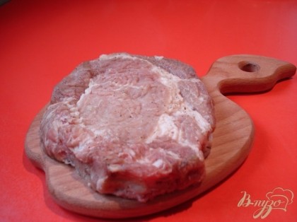 Мясо нарезаем большими кусками, толщиной не менее 2 см. Слегка отбиваем его.
