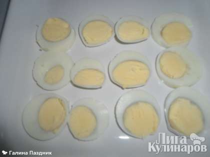 Яйца сварить вкрутую.  Отварить по отдельности в разных кастрюлях овощи и рыбу (добавив соль и перец горошком в рыбу), только не переварить! Взять форму для приготовления заливного. На дно ее положить нарезанные кружочками яйца.