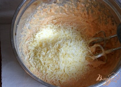 Вылить жидкую смесь к сухой, перемешать. Добавить 3/4 сыра.
