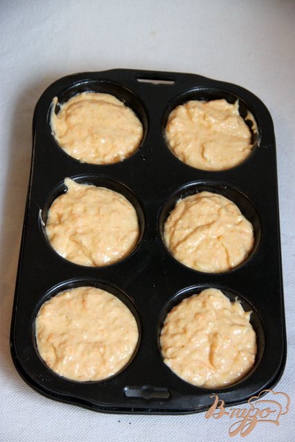 Разлить тесто по подготовленным формочкам. Посыпать оставшимся сыром, выпекать минут 20-30 до золотисто-коричневой корочки.