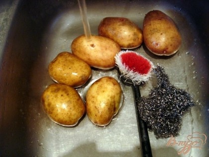 Очень тщательно, с помощью щёток помойте картофель.