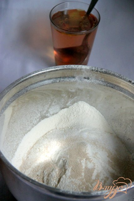 В большой миске смешать  муку, соль, сахар и дрожжи.Отдельно смешать воду, масло, уксус и мёд.