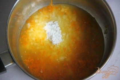 Выньте и дайте пирогу остыть. Тем временем проварить глазурь: выдавить сок половины апельсина, натереть цедру, добавить сахарную пудру и проварить всё вместе.