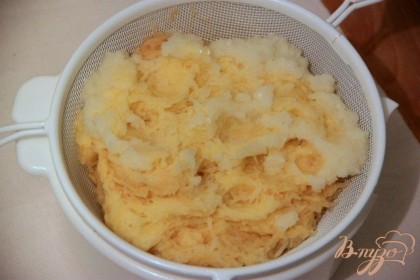 Очистить картофель и инатереть на мелкой тёрке, лук - блендером. Выкладываем на мелкое сито или на марлю, чтобы стёк лишний сок (стечь должно около 1 стакана жидкости).