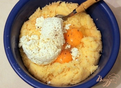 В картофельную массу  добавить творог (лучше - домашний или 40%), яйца, соль и специи, если хочется (я добавила сушеный укроп)