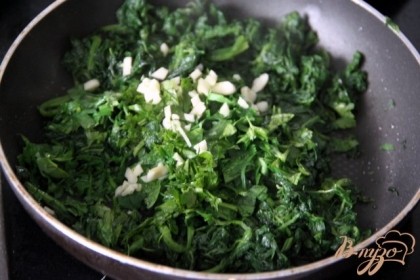 Разогреть в глубокой сковороде 1,5 ст.л. оливкового.масла. Обжарить шпинат, добавить давленый чеснок и мелконарезанную зелень. Обжаривать 2 мин.