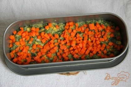 Глубокую форму для выпечки (лучше - разъёмную или керамическую) смазать маслом и выложить в неё  овощную массу, затем слой морковки