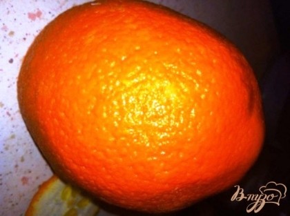 Моем апельсин и трем на мелкую терку цедру.