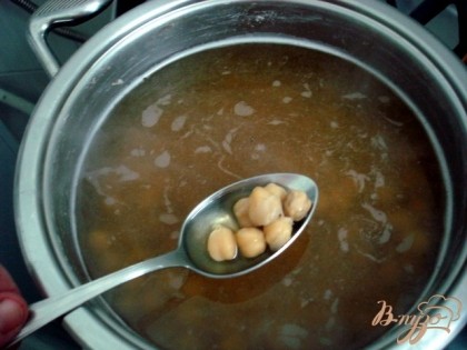 Утром поставить вариться от 50 минут, до полтора часа. Всё зависит от сорта горошка.Он должен стать мягким.Бульон не сливать, он послужит основой супа.