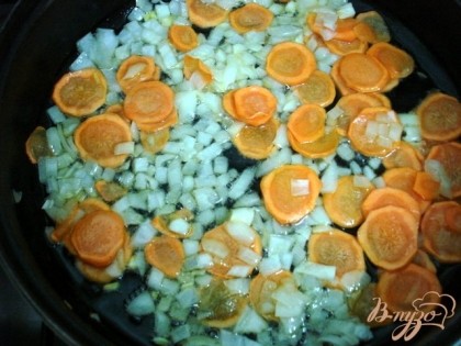 Лук порезать мелко, морковь кружочками и поджарить на оливковом масле.