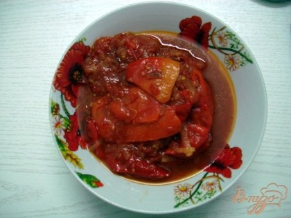 У меня была баночка перца в томатном соусе.  Если нет, тогда к овощам добавить вместе с луком пореем болгарский перец, а в конце томатный соус.
