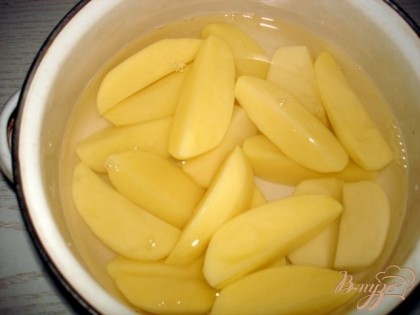 Картофель почистить и разрезать на 4 части.Залить водой, так, чтобы она была выше над картофелем на 1 см. Варить на небольшом огне.