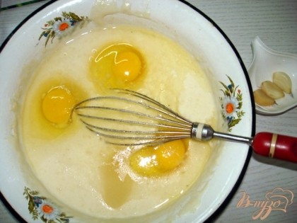 Затем добавить яйца  и чеснок выдавленный через пресс.Посолить.