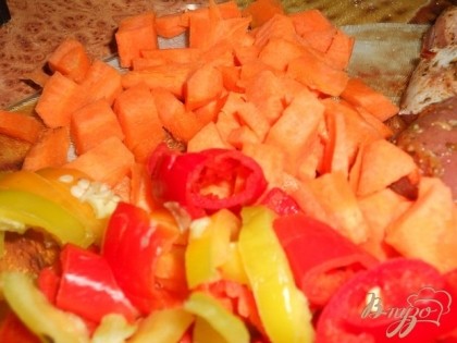 Нарезаем болгарский перец и морковь кубиками.