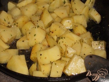 Картофель нарезать кубиком, посолить по вкусу, добавить прованские травки и обжарить на сковороде до легкой золотистой корочки, складываем в кастрюльку.