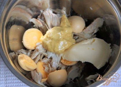 Из половинок яиц вынуть желток. Одну половинку желтка оставить для украшения.В блендере измельчить филе скумбрии, желтки, размягченное сливочное масло и горчицу.