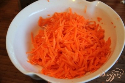 Натереть морковь на мелкой тёрке