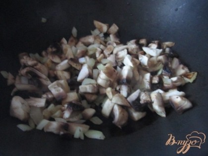 На сковороде с оливковым маслом обжарить мелко нарезанный репчатый лук и грибы в течении 5 мин.
