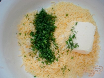 Добавить к сыру чеснок, мелко порезанный укроп и сливочное масло.