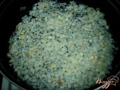 Поджарить лук на растительном масле и горячий вылить в тёртый картофель.