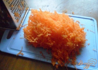 Редьку и морковь очистиь, натереть на мелкой тёрке.Репчатый лук очистиь, измельчить и ошпарить кипятком.
