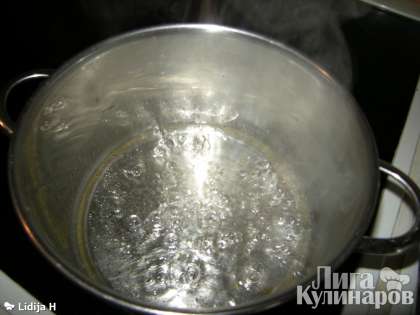 Добавить в кастрюльку масло растительное, уксус, сахар, соль, затем все перемешать, вскипятить и залить этим горячим маринадом нашинкованную капусту. Перемешать.