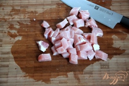 Нарезать мясо небольшими кубиками (1*1 см)