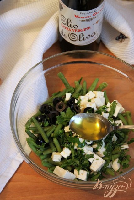 Смешать вс1ё вместе, добавить мелконарезанную зелень петрушки, соль, перец и заправить салат хорошим оливковым маслом!
