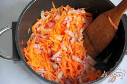 Добавить морковь, натёртую на крупной тёрке. Жарить всё вместе несколько минут, чтобы морковь пропиталась соками и ароматами...
