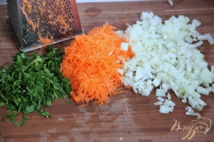 Натереть мелко морковь, нарезать лук и зелень. Добавить в кастрюлю к щам.