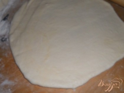 Затем разделить тесто на двое и разминая руками сделать две лепешки или можно раскатать, но лучше руками.