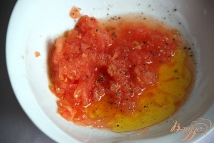 Заправка: натереть на тёрке помидор без кожицы, добавить оливковое масло, лимонный сок, соль и с/м перец