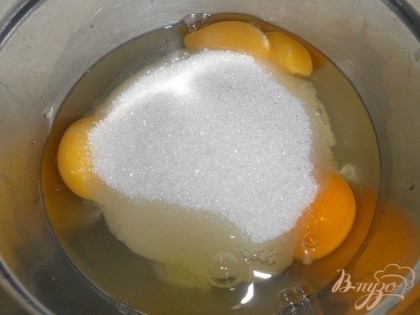 Теперь делаем крем - яйца растираем с сахаром и ван. сахаром