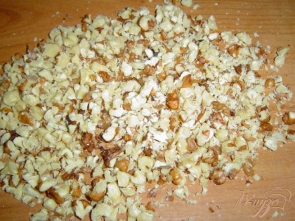 Грецкие орехи измельчаем с помощью ножа или скалки.