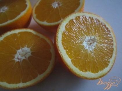 Выжать сок из апельсин.