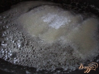 На сковороде растопить сливочное масло, добавить 3 ст.л. сахара, дать растаять.