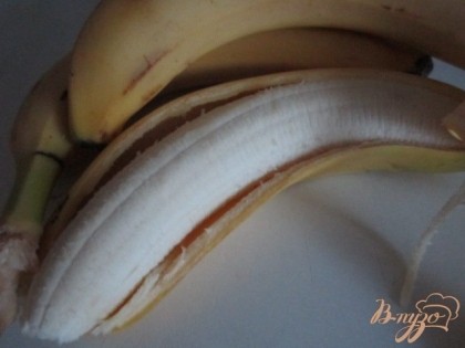 Бананы почистить от кожуры и нарезать на три равные части. Мелко резать не стоит, иначе они на сковороде могут превратится в пюре. И еще.. бананы лучше выбирать не переспелые.