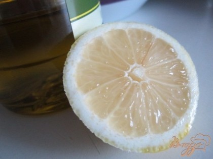 Заправить оливковым маслом и соком лимона, посолить.